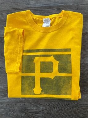 Pittsburgh Pirates Graphic Tee Adult Small “Vintage Look” Short Sleeve Yellow